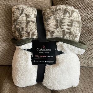 Cuddl Duds Cream and Green Sherpa Throw